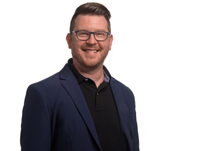 Über mich: Adrian Muff
CEO und Gründer von IT-Installationshilfe.ch
Willkommen auf meiner Seite! Mein Name ist Adrian Muff, und ich bin der stolze Gründer und CEO von IT-Installationshilfe.ch. Mit jahrelanger Erfahrung in der Unterhaltungselektronik, IT, Computer, TV, Mobile, Fotografie, sowie im Einkauf und Verkauf, ist es mein oberstes Ziel, Ihnen die passende Lösung für Ihre Bedürfnisse anzubieten.

Meine Erfahrung und Philosophie
Seit vielen Jahren widme ich mich der Welt der Technologie und Elektronik. Diese umfassende Erfahrung ermöglicht es mir, Ihnen bei der Auswahl der besten Produkte und Dienstleistungen zu helfen. Ich bin davon überzeugt, dass Technik nicht nur funktional, sondern auch einfach und zugänglich sein sollte. Deshalb setze ich auf eine professionelle, aufgestellte und humorvolle Herangehensweise, um meine Berufung erfolgreich umzusetzen.

Kundenfokus und Support
Bei IT-Installationshilfe.ch steht der Kunde im Mittelpunkt. Ich freue mich darauf, Sie bald persönlich kennenzulernen und gemeinsam herauszufinden, was ich heute für Sie tun kann. Ob Unterstützung bei der Installation, Beratung für neue Technologien oder Lösungen für spezifische technische Herausforderungen – ich bin hier, um Ihnen zu helfen.

Regionale Abdeckung und Service
Ich bin stolz darauf, als Nachfolger von Mila im Kanton Aargau und in der gesamten Schweiz tätig zu sein. Mein Ziel ist es, Ihnen schnellen und zuverlässigen Support zu bieten, wo immer Sie sind. Egal, ob Sie eine umfassende Beratung oder schnelle Hilfe bei einem technischen Problem benötigen, ich stehe Ihnen zur Seite.

Ich freue mich darauf, Ihnen mit Rat und Tat zur Seite zu stehen. Was darf es heute für Sie sein? Kontaktieren Sie mich und lassen Sie uns gemeinsam die beste Lösung für Ihre Bedürfnisse finden.